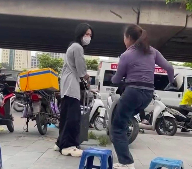 Cô gái bị đuổi khi chờ xe: Người bán trà đá bị phạt 2 , 5 triệu đồng - Ảnh 1.