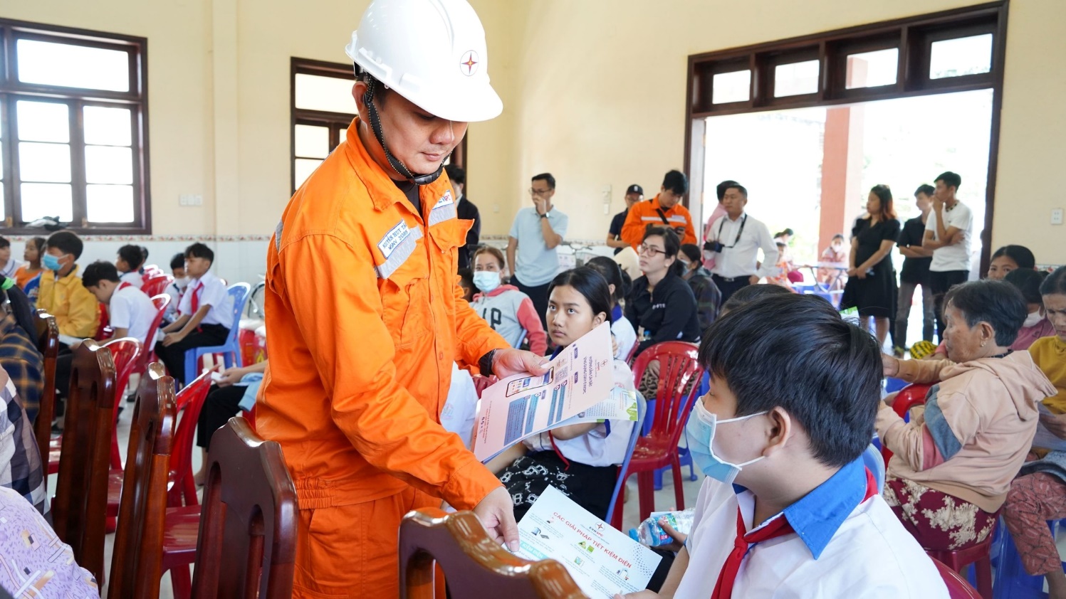 Ngành điện miền Nam hướng dẫn cách giảm tiền điện các tháng hè- Ảnh 2. Ngành điện miền Nam hướng dẫn cách giảm tiền điện các tháng hè- Ảnh 2.