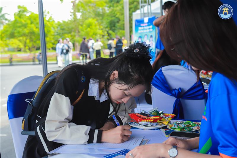 Trường ĐH Văn Hiến tổ chức “VHU JOB FAIR 2025 – Ngày hội việc làm”- Ảnh 2. Trường ĐH Văn Hiến tổ chức “VHU JOB FAIR 2025 – Ngày hội việc làm”- Ảnh 2.
