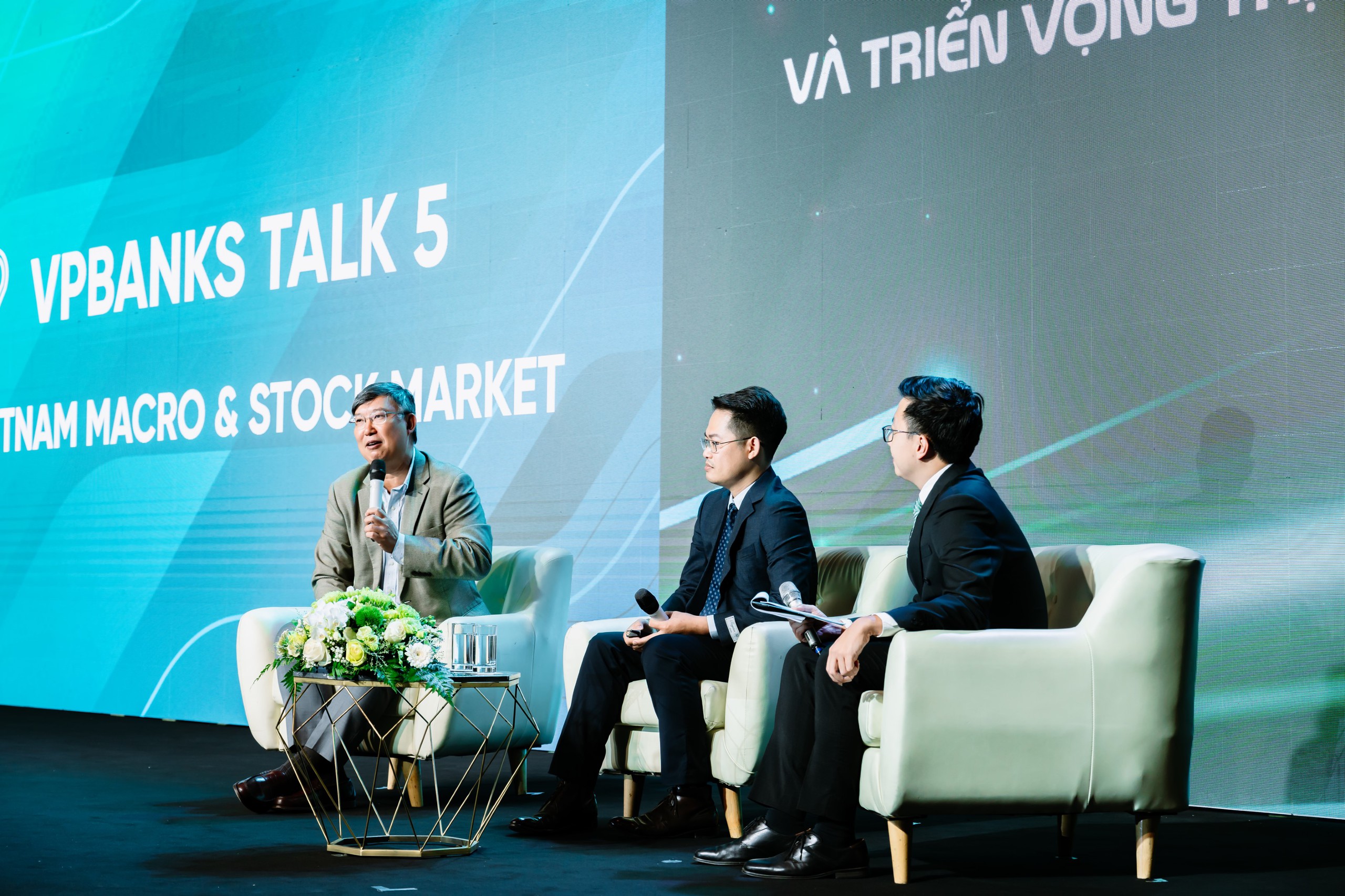 Peníze se hrnou do akcií, které akcie byste si měli koupit, abyste „zachytili vlnu“ 1 500 bodů? - Foto 3. Tiền ồ ạt chảy vào chứng khoán, mua cổ phiếu nào