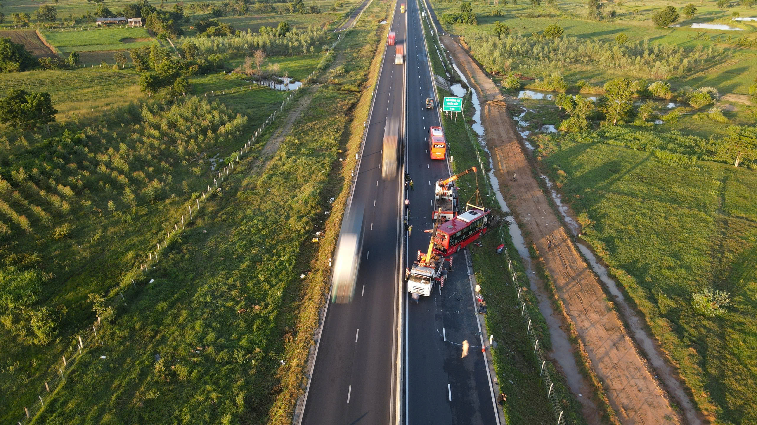 Hiểm họa khó lường trên đường cao tốc Vĩnh Hảo - Phan Thiết- Ảnh 1. Hiểm họa khó lường trên đường cao tốc Vĩnh Hảo - Phan Thiết- Ảnh 1.