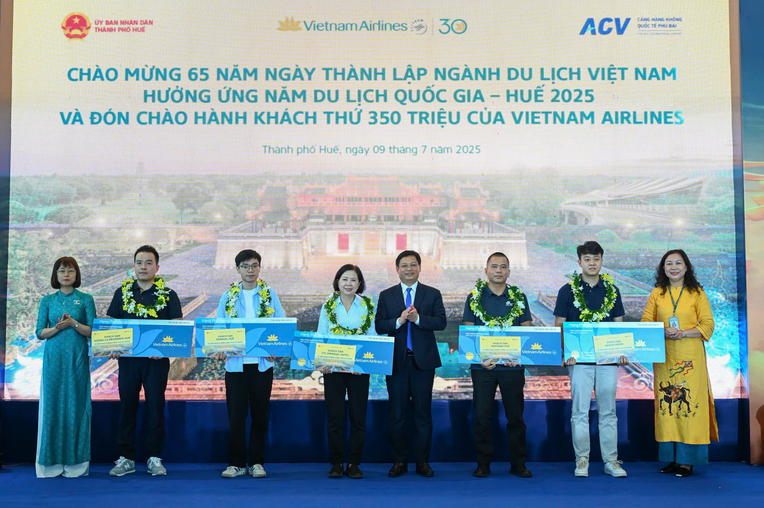 Vị khách đặc biệt thứ 350 triệu của Vietnam Airlines nhận quà 