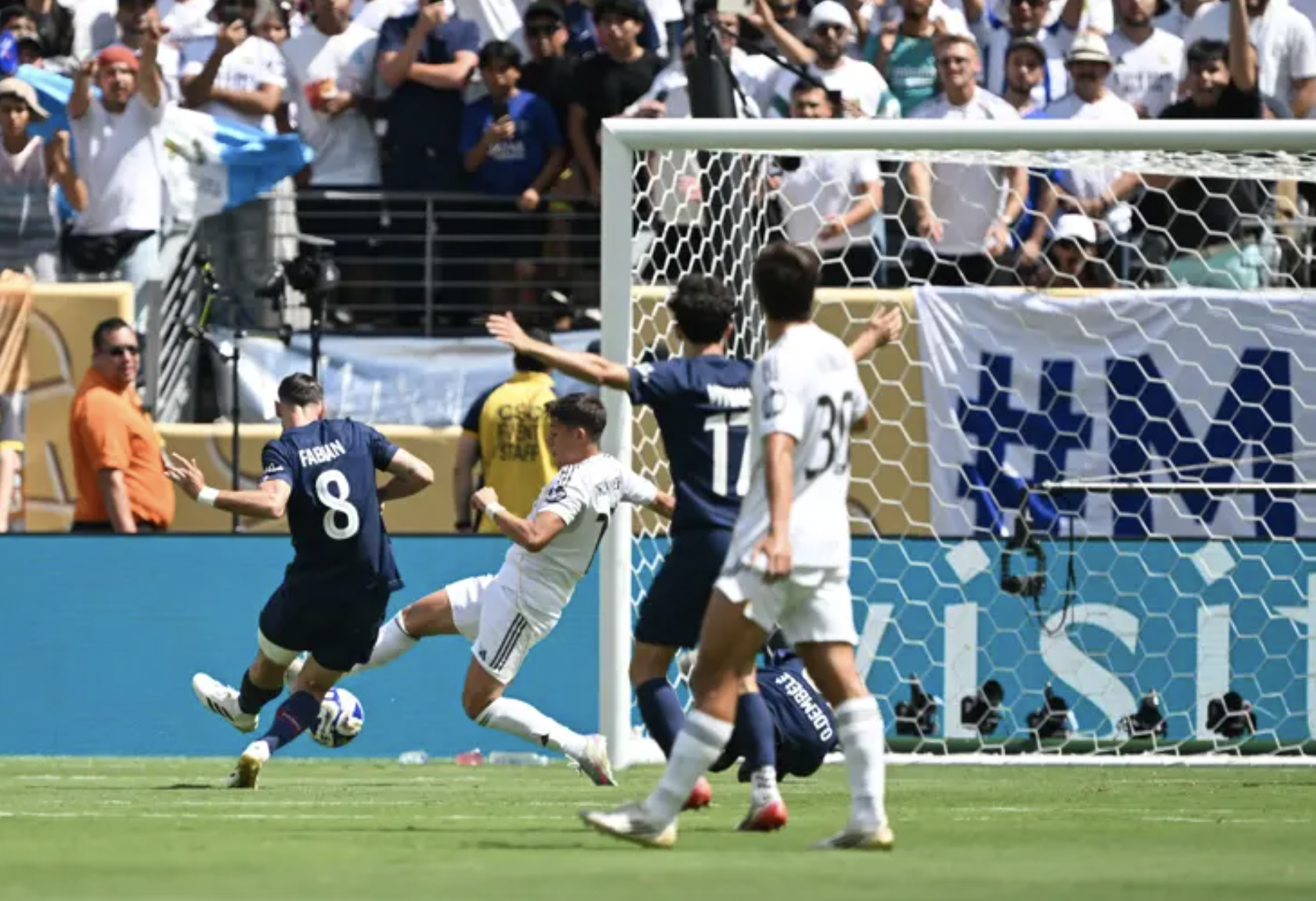 បំបាក់ Real Madrid, PSG ឈ្នះសំបុត្រទៅវគ្គផ្តាច់ព្រ័ត្រ FIFA Club World Cup - រូបថត ២. Thắng nghiền ép Real Madrid, PSG giành vé chung kết FIFA Club World Cup- Ảnh 2.