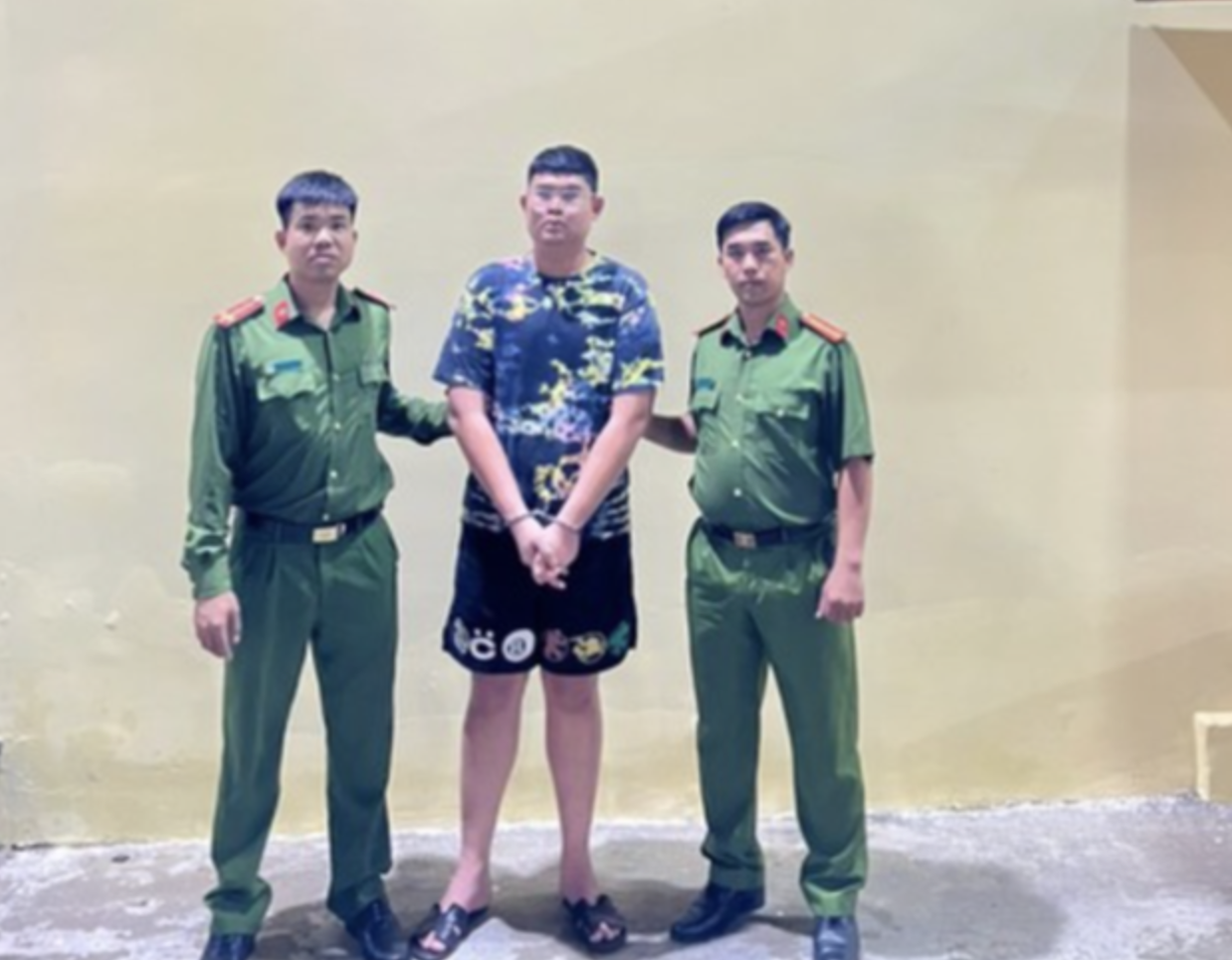 Polisen i Ho Chi Minh City letar efter Huynh Xuan Van i bedrägeriet kring Phan Cong Khanh Supper - Foto 2. Công an TP HCM truy nã Huỳnh Xuân Vấn trong vụ lừa án Phan Công Khanh Supper - Ảnh 2.