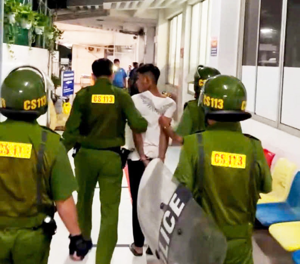 Công an bắt giữ đối tượng phê ma túy gây rối tại bệnh viện Tim mạch An Giang - Ảnh 2. Công an bắt giữ đối tượng phê ma túy gây rối tại bệnh viện Tim mạch An Giang - Ảnh 2.