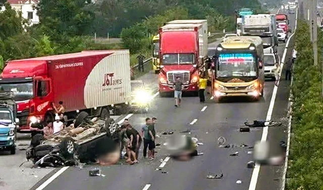 Ô tô 7 chỗ nổ lốp trên cao tốc, 5 người thương vong- Ảnh 1. Ô tô 7 chỗ nổ lốp trên cao tốc, 5 người thương vong- Ảnh 1.
