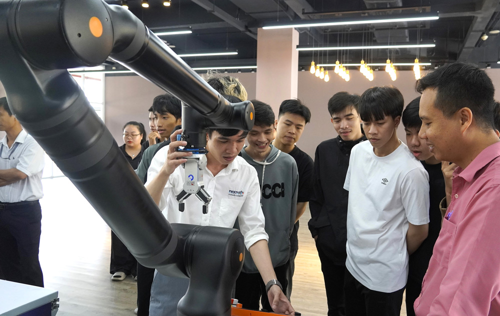 ctrlX オートメーション プラットフォーム: 未来の工場に AI とロボットを導入 - 写真 1。 Nền tảng ctrlX Automation: Đưa AI và robot vào nhà máy tương lai - Ảnh 1.