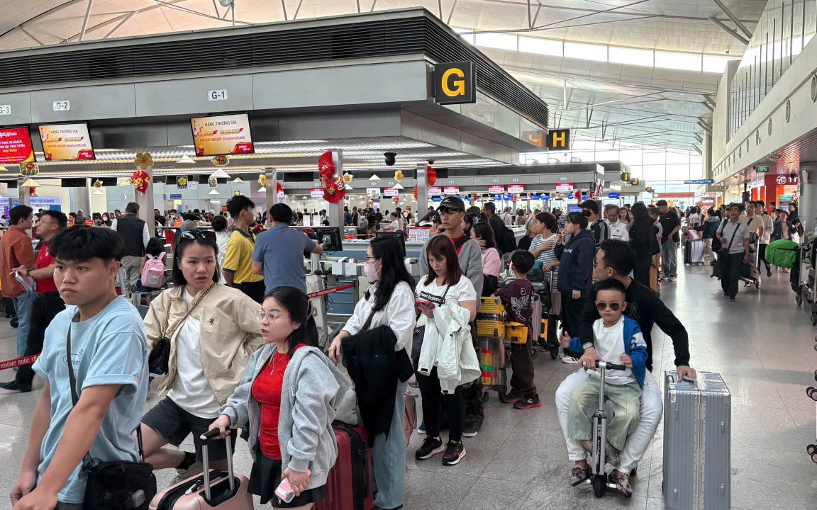 Ôm con vài tháng tuổi vẫn phải tháo thắt lưng, cởi giày để kiểm tra an ninh ở sân bay - Ảnh 1.