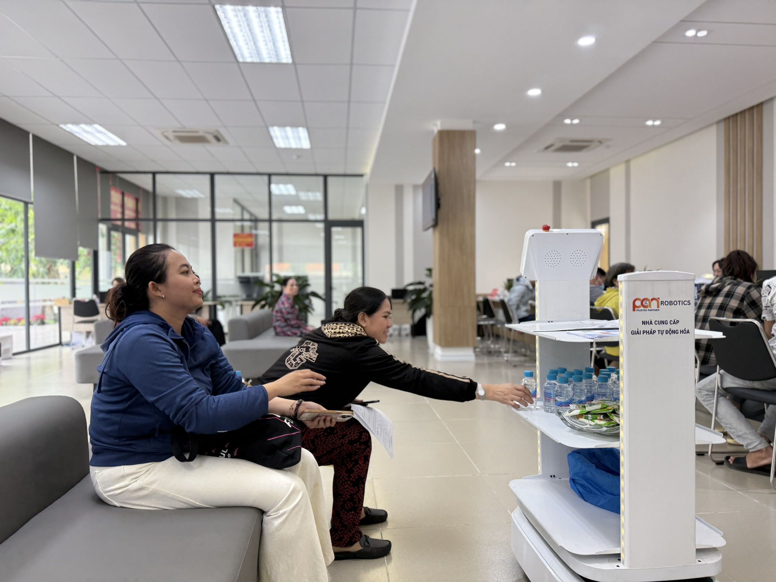 TP HCM triển khai thủ tục phi địa giới hành chính tại Trung tâm phục vụ hành chính công - Ảnh 4. TP HCM triển khai thủ tục phi địa giới hành chính tại Trung tâm phục vụ hành chính công - Ảnh 4.