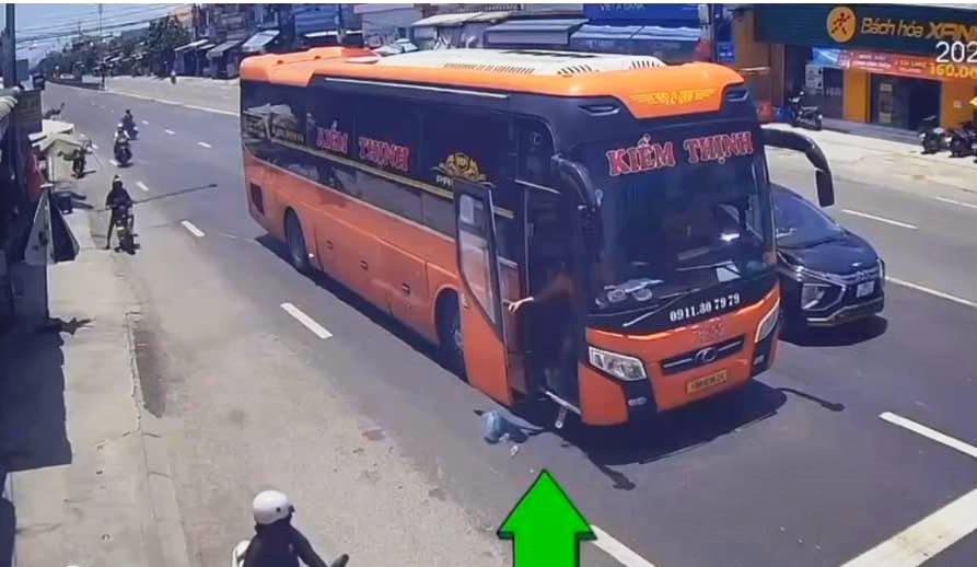 Tài xế xe khách bị phạt 12,5 triệu đồng vì xả rác ra đường ở Quảng Ngãi - Ảnh 1. Tài xế xe khách bị phạt 12,5 triệu đồng vì xả rác ra đường ở Quảng Ngãi - Ảnh 1.