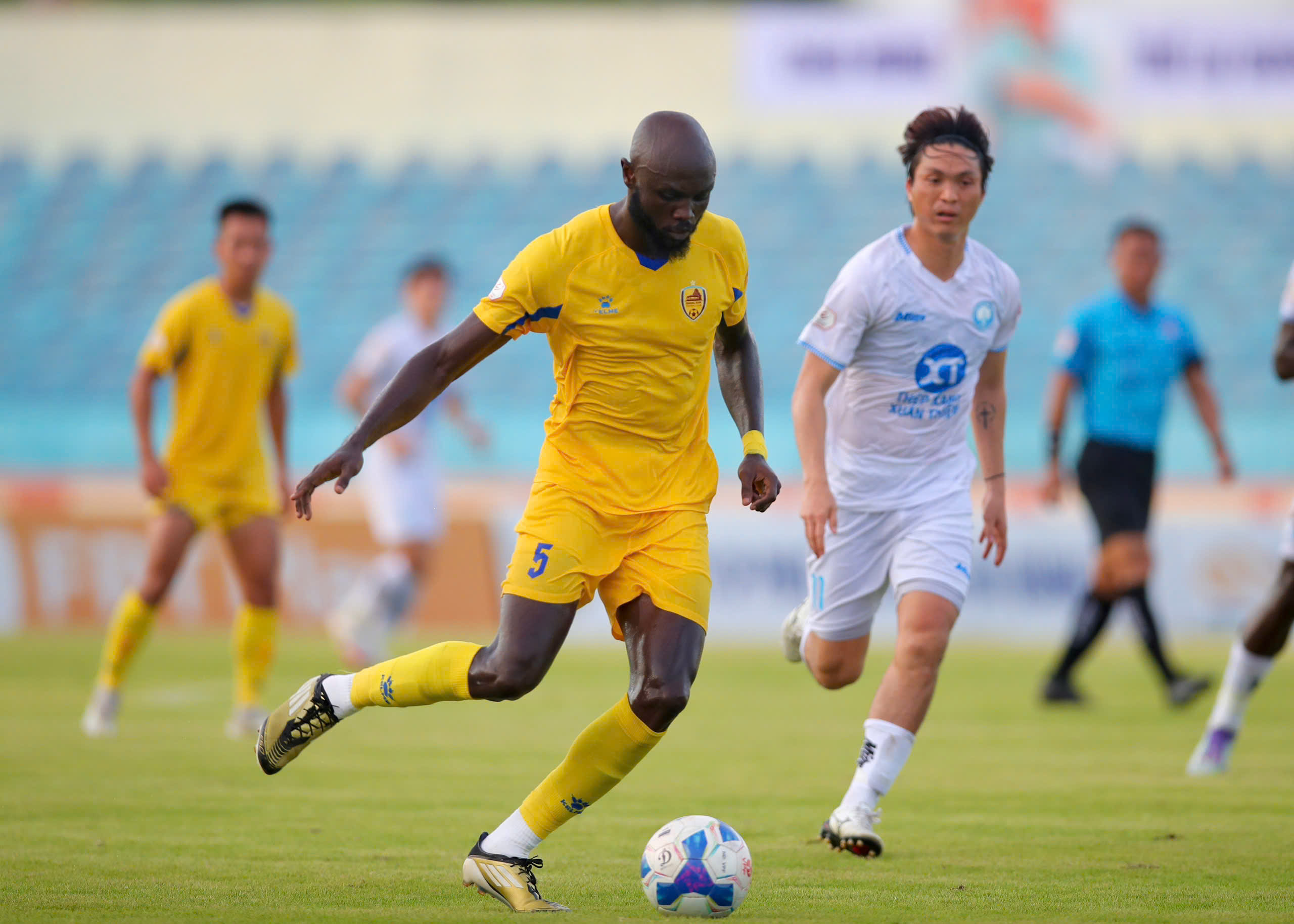 CLB Quảng Nam rút lui khỏi V-League - Ảnh 1.