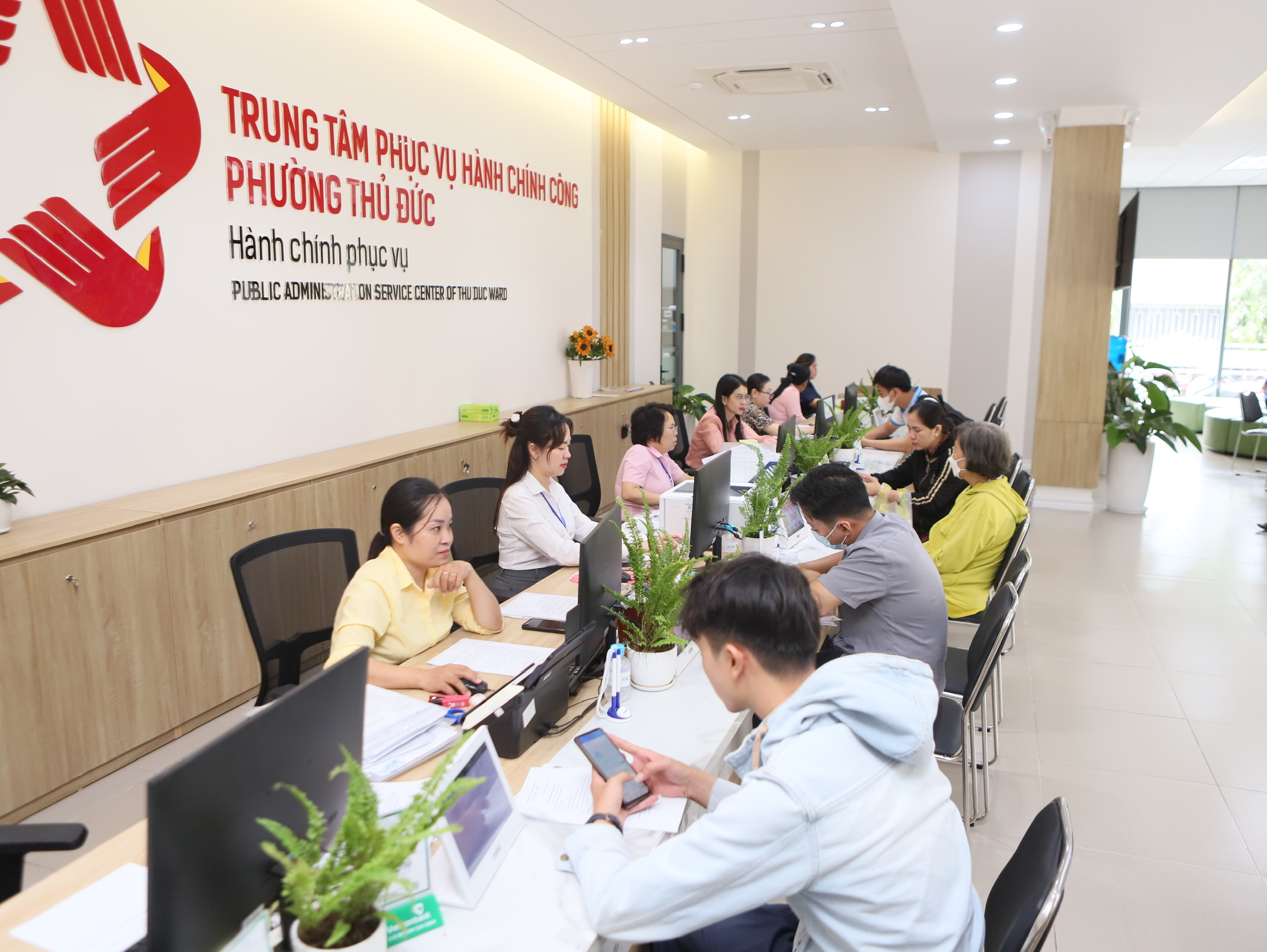 TP HCM triển khai thủ tục phi địa giới hành chính tại Trung tâm phục vụ hành chính công - Ảnh 6. TP HCM triển khai thủ tục phi địa giới hành chính tại Trung tâm phục vụ hành chính công - Ảnh 6.