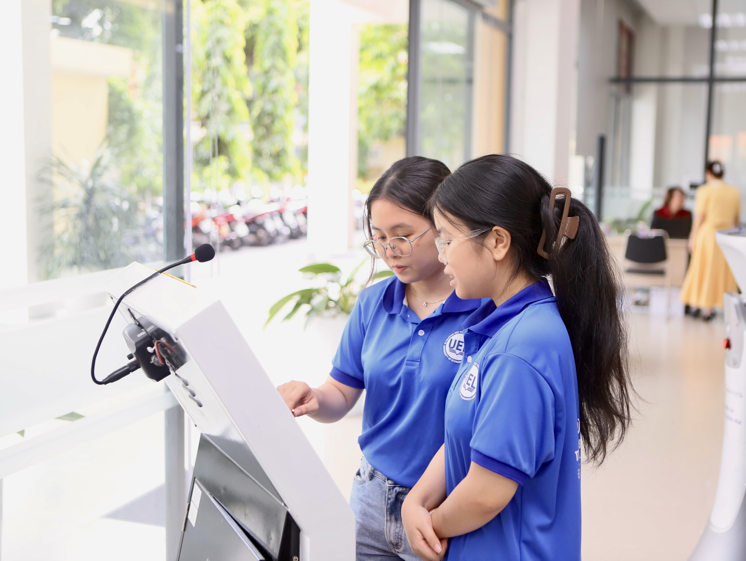 TP HCM: Cận cảnh nơi phục vụ hành chính công đầu tiên có robot tiếp dân sau một tháng vận hành - Ảnh 1.