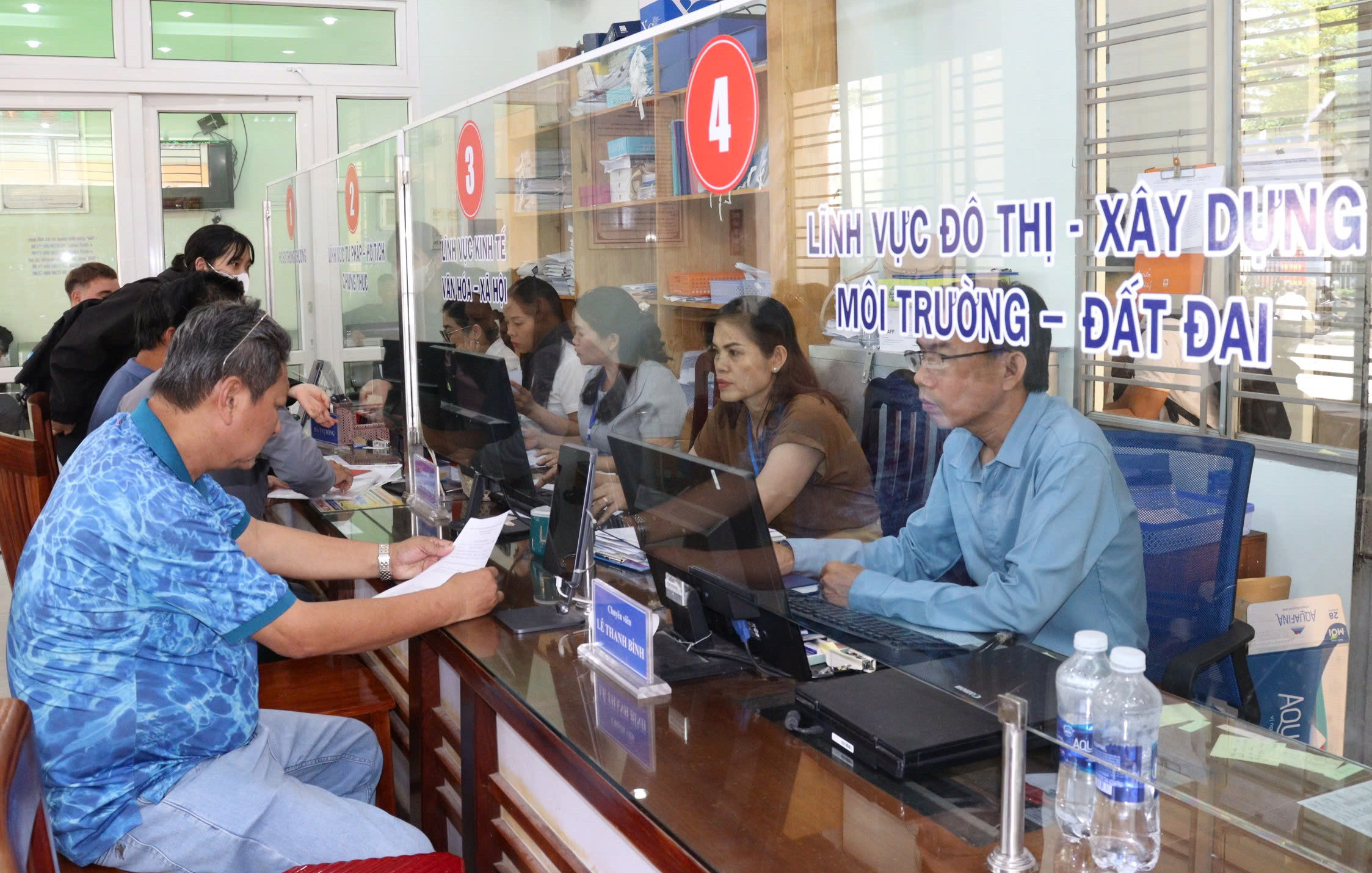 Da Nang: Bydelsansatte jobber hardt for å gi ut rosa bøker til folk - Bilde 2. Đà Nẵng: Cán bộ phường làm việc hết sức để cấp sổ hồng cho dân - Ảnh 2.