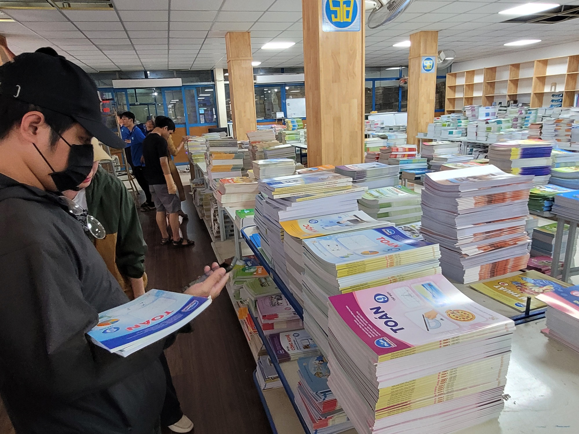 Nenechte učebnice stát se pro rodiny přítěží - Foto 1. Đừng để sách giáo khoa trở thành gánh nặng cho các gia đình - Ảnh 1.