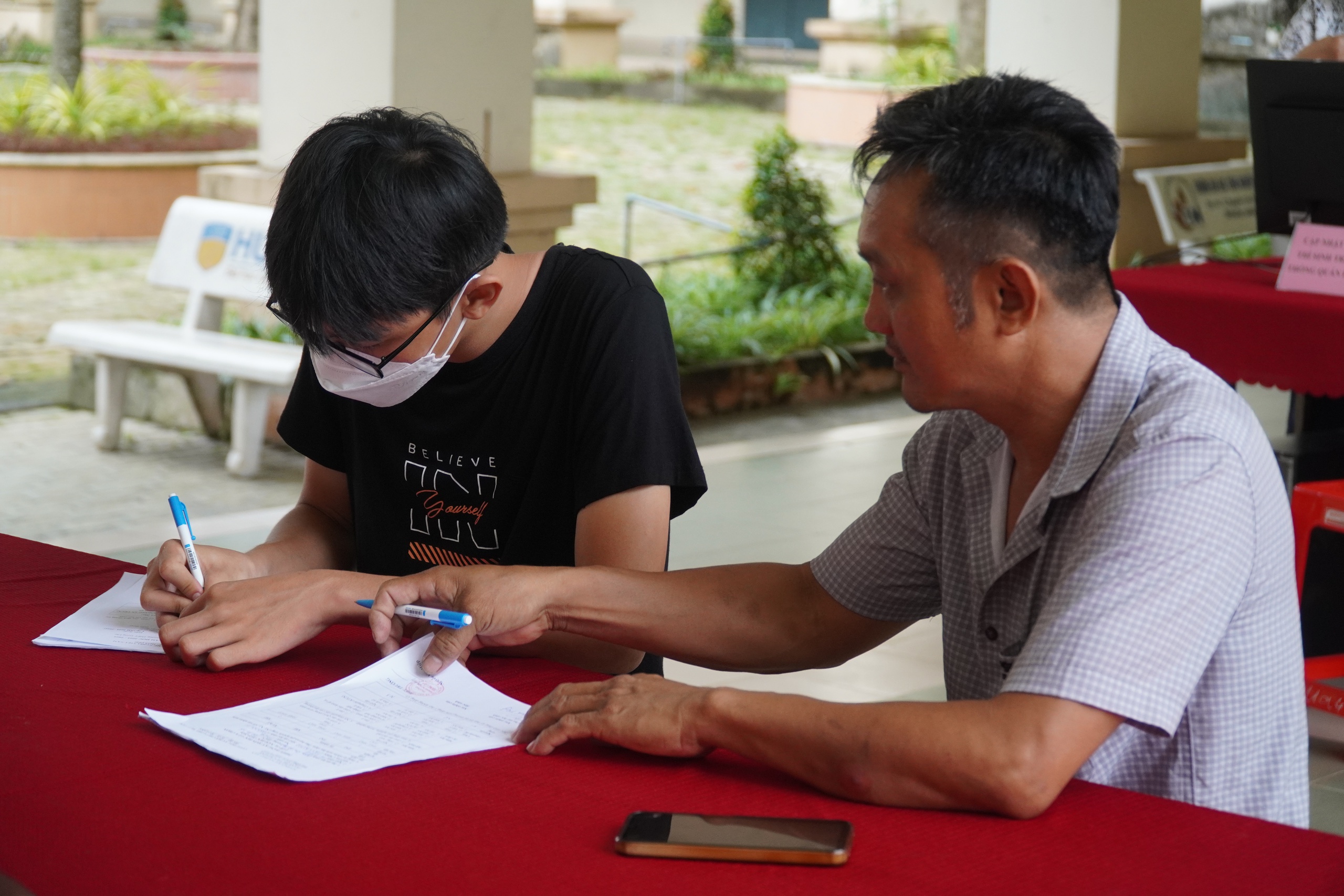 Phụ huynh thở phào vì tìm được trường THPT công lập cho con - Ảnh 1.