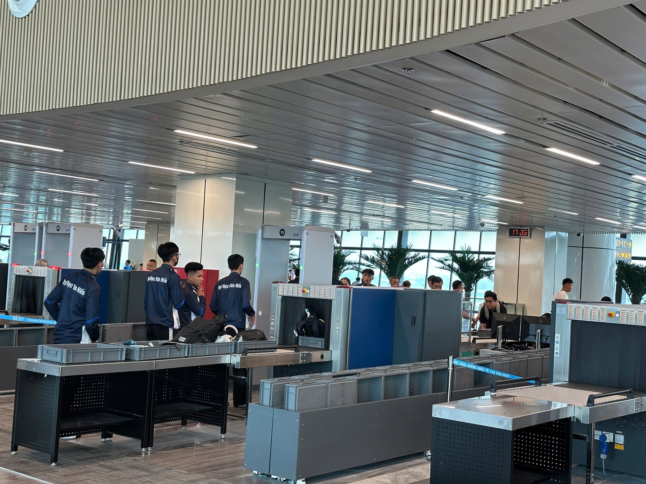 چند ماہ کے بچے کو پکڑ کر ابھی بھی بیلٹ ہٹانا ہے، ہوائی اڈے پر سیکیورٹی چیک کے لیے جوتے اتارنے ہیں - تصویر 2۔ Ôm con vài tháng tuổi vẫn phải tháo thắt lưng, cởi giày để kiểm tra an ninh ở sân bay - Ảnh 2.