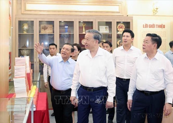 95 năm truyền thống ngành Tuyên giáo của Đảng: Phát huy vai trò "đi trước mở đường"- Ảnh 1. 95 năm truyền thống ngành Tuyên giáo của Đảng: Phát huy vai trò "đi trước mở đường"- Ảnh 1.