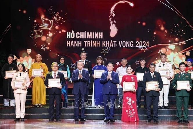 95 năm truyền thống ngành Tuyên giáo của Đảng: Phát huy vai trò "đi trước mở đường"- Ảnh 13. 95 năm truyền thống ngành Tuyên giáo của Đảng: Phát huy vai trò "đi trước mở đường"- Ảnh 13.