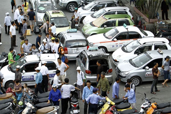 Tài xế taxi "chặt chém", thu tiền trái quy định có thể bị phạt rất nặng- Ảnh 1. Tài xế taxi "chặt chém", thu tiền trái quy định có thể bị phạt rất nặng- Ảnh 1.