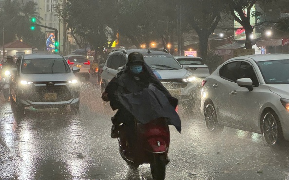 Thời tiết TP HCM hôm nay, 10-8: Có nắng nóng với nền nhiệt cao, mưa gia tăng về chiều - Ảnh 1.