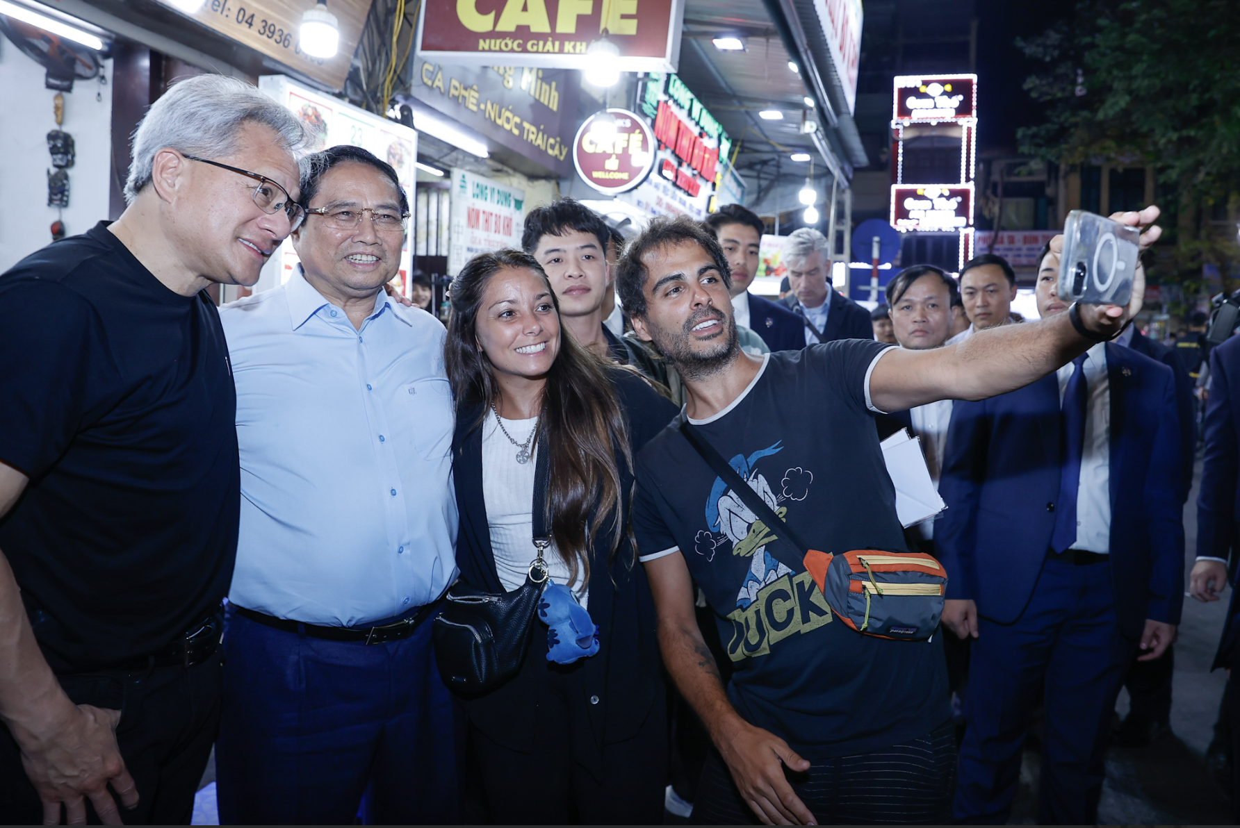 មហាសេដ្ឋី និងកំពូលតារាបាល់ទាត់ត្រូវបានលើកលែងទិដ្ឋាការ។ តើទេសចរណ៍វៀតណាមគួរធ្វើយ៉ាងណាដើម្បីទាក់ទាញពួកគេ? - រូបថត ២. Tỉ phú, siêu sao bóng đá được miễn visa, du lịch Việt Nam cần làm gì để thu hút?- Ảnh 2.