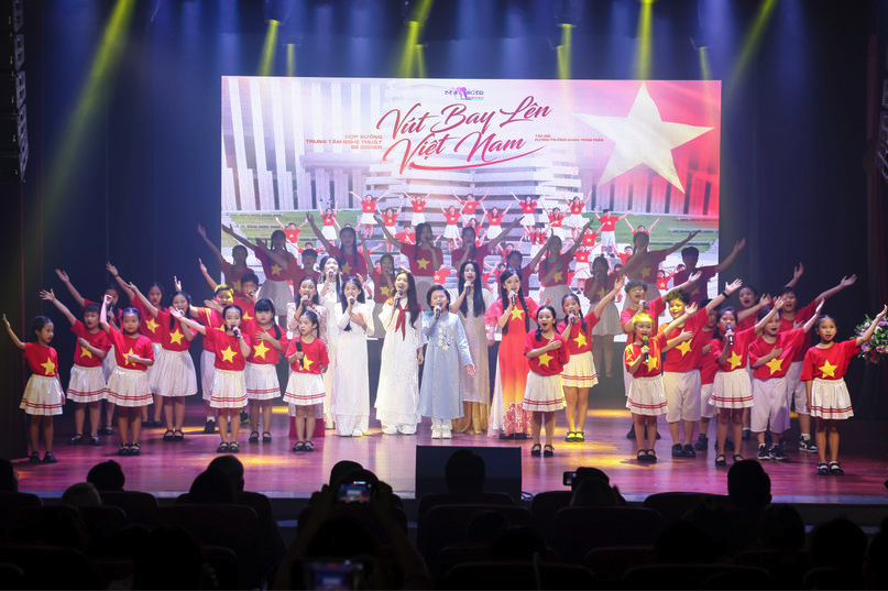 "Vút bay lên Việt Nam" truyền cảm hứng yêu nước cho tuổi trẻ- Ảnh 1. "Vút bay lên Việt Nam" truyền cảm hứng yêu nước cho tuổi trẻ- Ảnh 1.