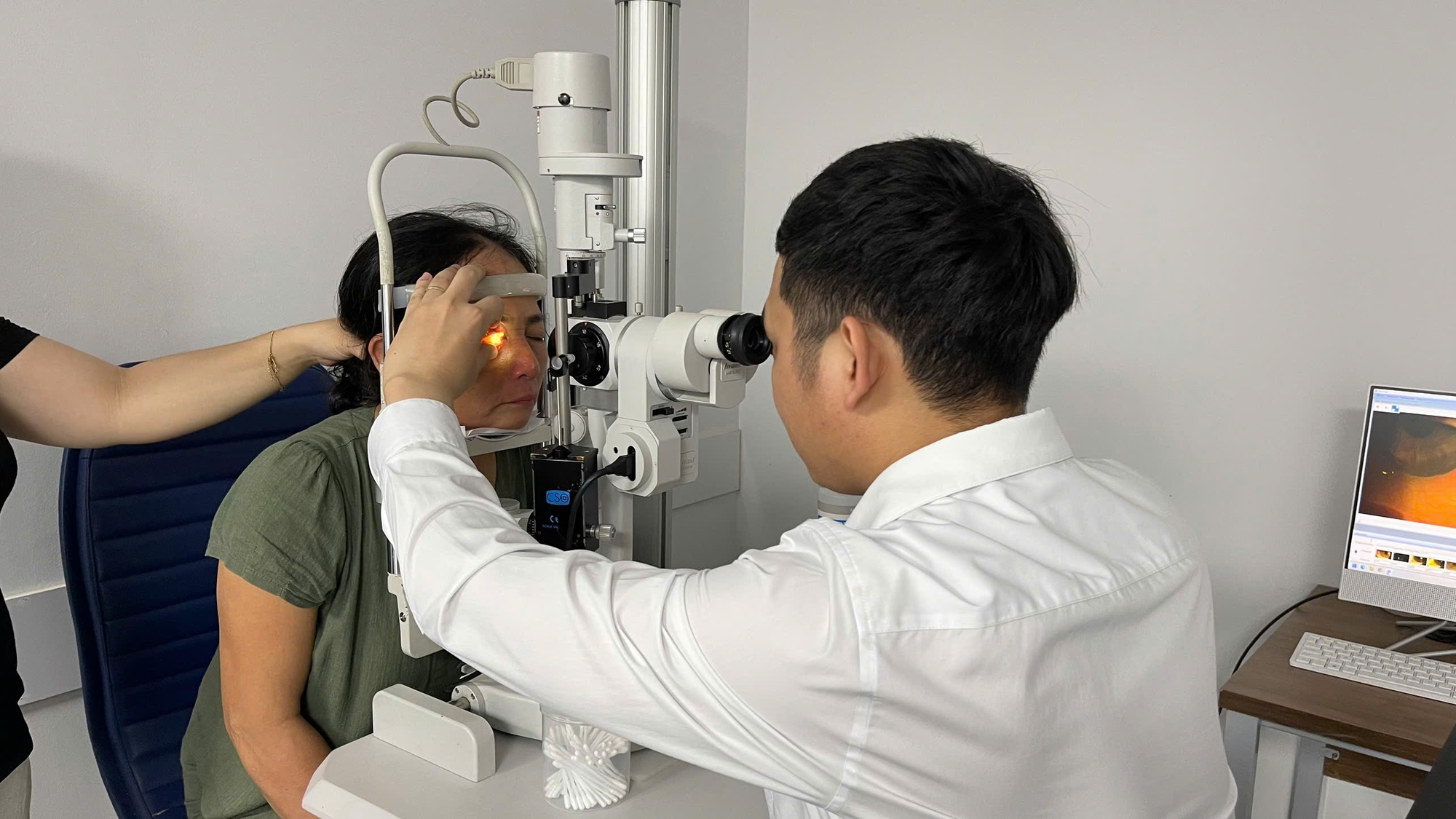 Một phụ nữ thoát khỏi mù mắt nhờ cấp cứu kịp thời sau khi bị ong đốt - Ảnh 2.