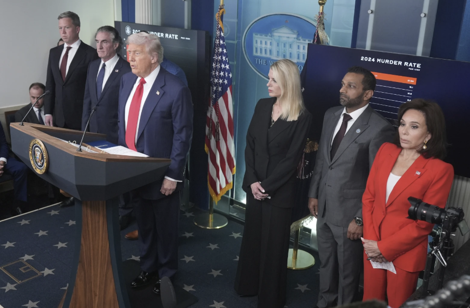 Chính quyền Tổng thống Donald Trump “gây bão” tại Washington- Ảnh 1. Chính quyền Tổng thống Donald Trump “gây bão” tại Washington- Ảnh 1.