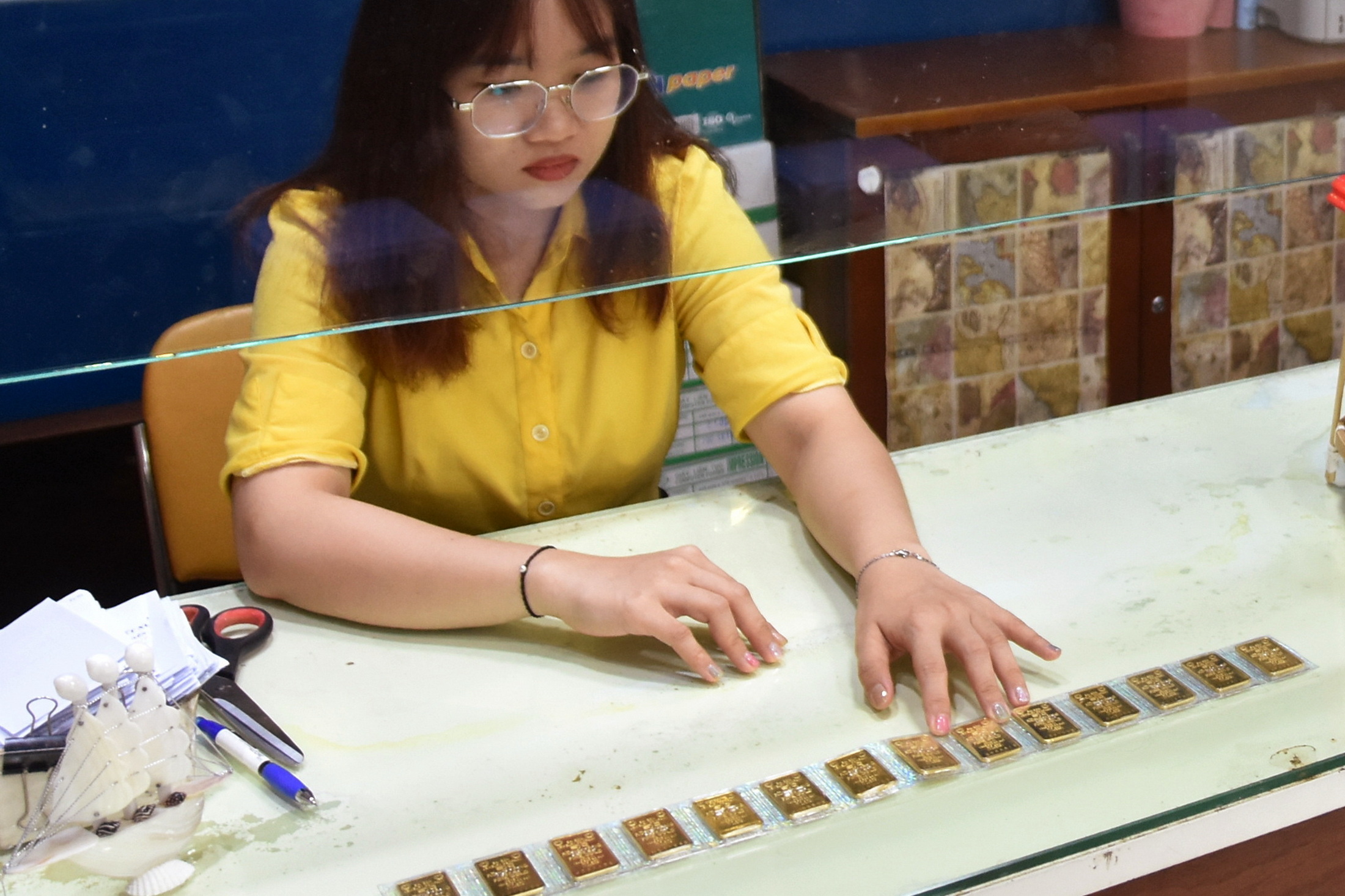 Ngược giá thế giới, giá vàng miếng SJC neo cao ở vùng đỉnh- Ảnh 1. Ngược giá thế giới, giá vàng miếng SJC neo cao ở vùng đỉnh- Ảnh 1.