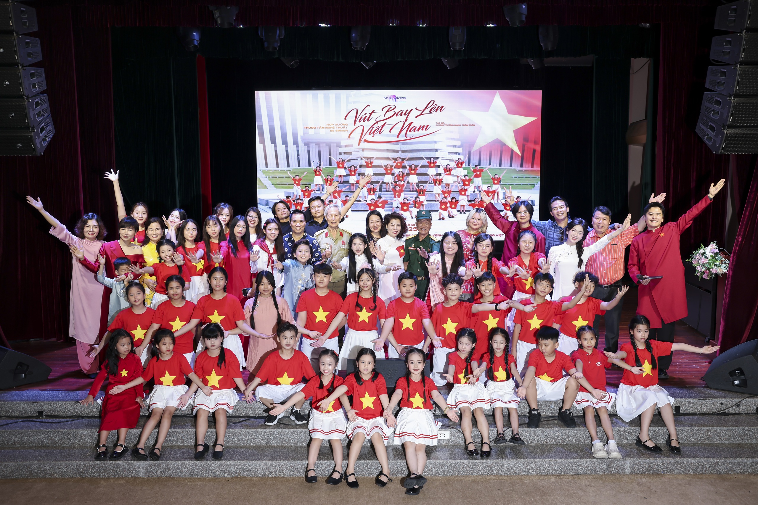 "Vút bay lên Việt Nam" truyền cảm hứng yêu nước cho tuổi trẻ- Ảnh 5. "Vút bay lên Việt Nam" truyền cảm hứng yêu nước cho tuổi trẻ- Ảnh 5.