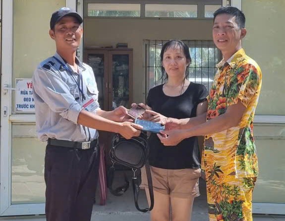 Dùng máy dò kim loại, tìm được thứ quý giá đánh rơi của một nữ du khách- Ảnh 2. Dùng máy dò kim loại, tìm được thứ quý giá đánh rơi của một nữ du khách- Ảnh 2.