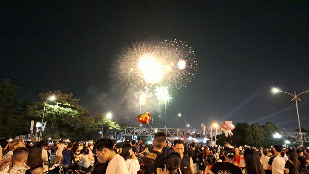 Hàng vạn người "quây kín" sân vận động Mỹ Đình trong đêm pháo hoa rực rỡ - Ảnh 2.