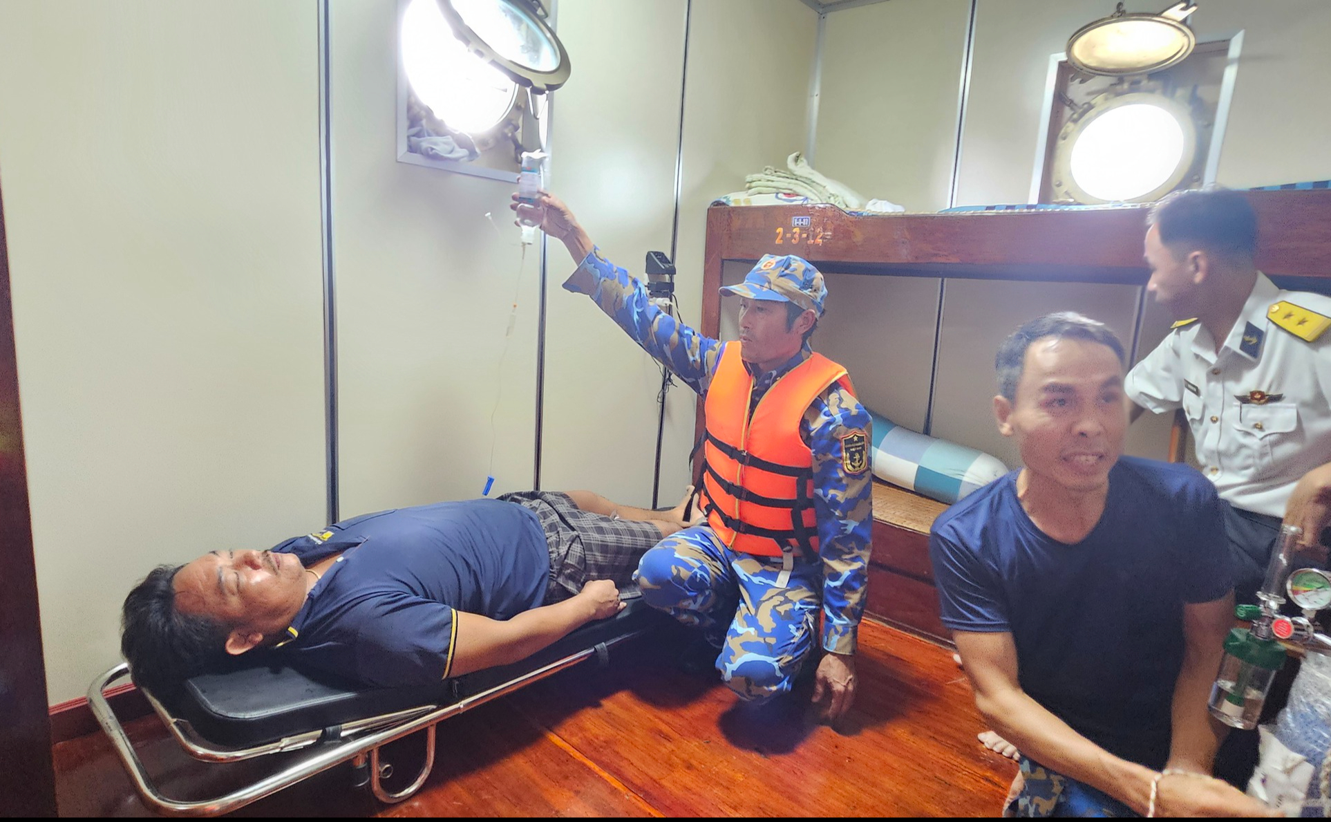 سربازان ترونگ سا ماهیگیران گرفتار در جزیره دا تای را نجات میدهند - عکس ۱. Bộ đội Trường Sa cứu ngư dân gặp nạn ở đảo Đá Tây- Ảnh 1.