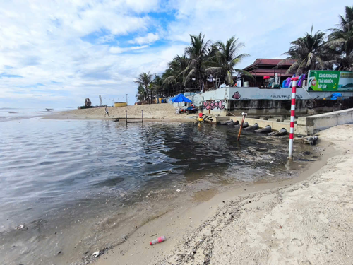 Bãi biển Đà Nẵng ô nhiễm từ các cửa xả- Ảnh 1. Bãi biển Đà Nẵng ô nhiễm từ các cửa xả- Ảnh 1.