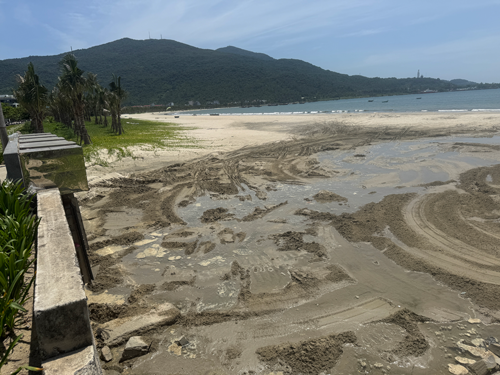 Bãi biển Đà Nẵng ô nhiễm từ các cửa xả- Ảnh 2. Bãi biển Đà Nẵng ô nhiễm từ các cửa xả- Ảnh 2.