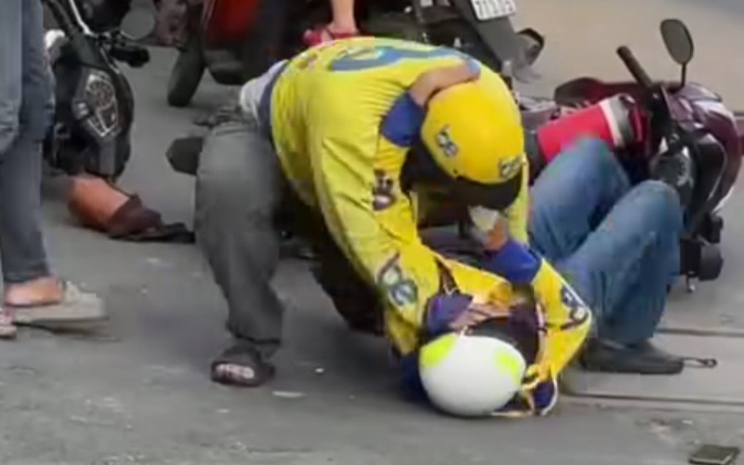 Xe khách và xe container dừng lại giữa đường, người trên xe lao vào đánh nhau  - Ảnh 2.