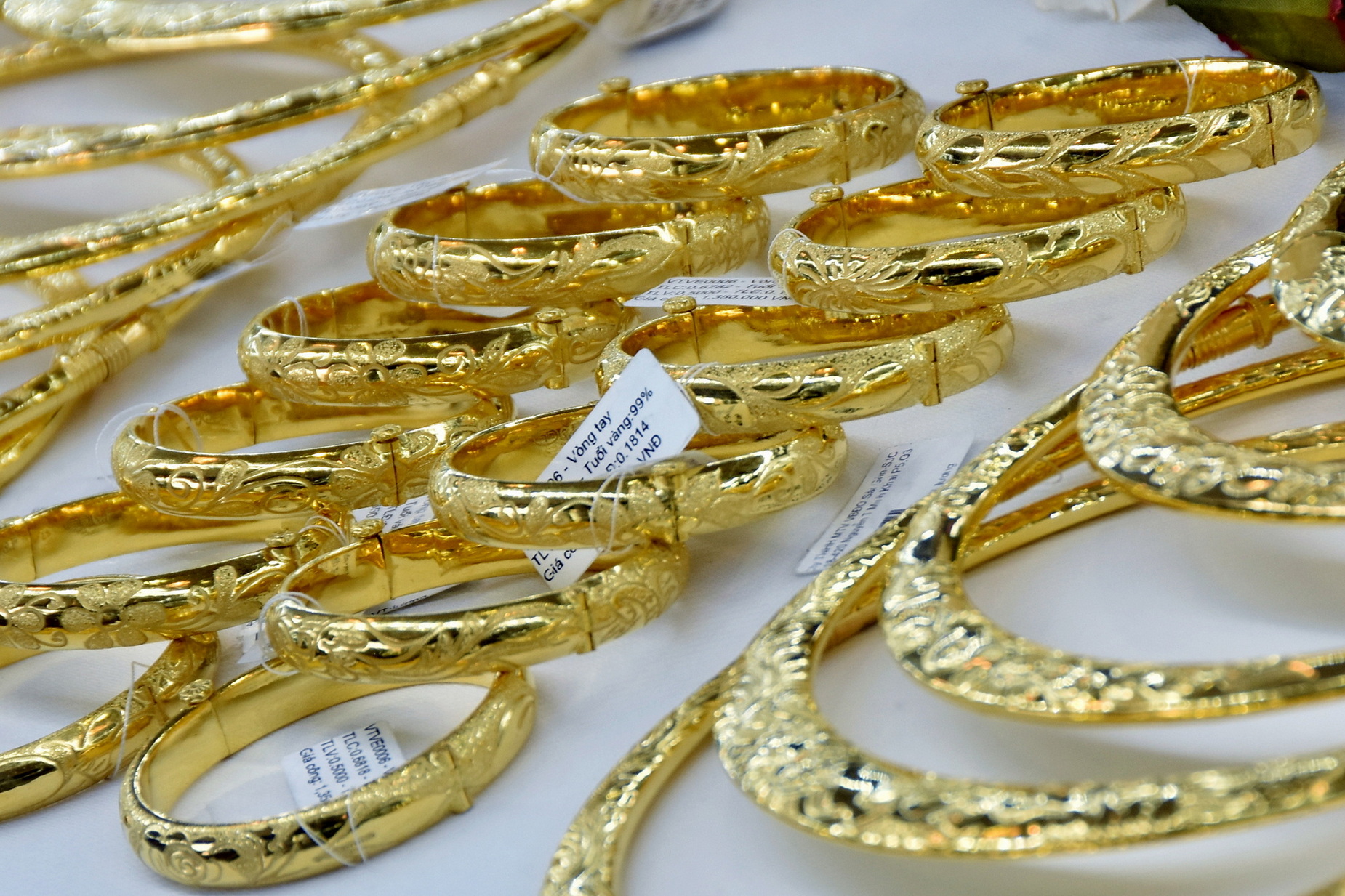 តម្លៃចិញ្ចៀនមាសធ្លាក់ចុះយ៉ាងខ្លាំង ដុំមាស SJC មានតម្លៃខ្ពស់បើធៀបនឹងតម្លៃពិភពលោក - រូបថត ២. Giá vàng nhẫn giảm mạnh , vàng miếng SJC cao kỷ lục so với giá thế giới - Ảnh 2.