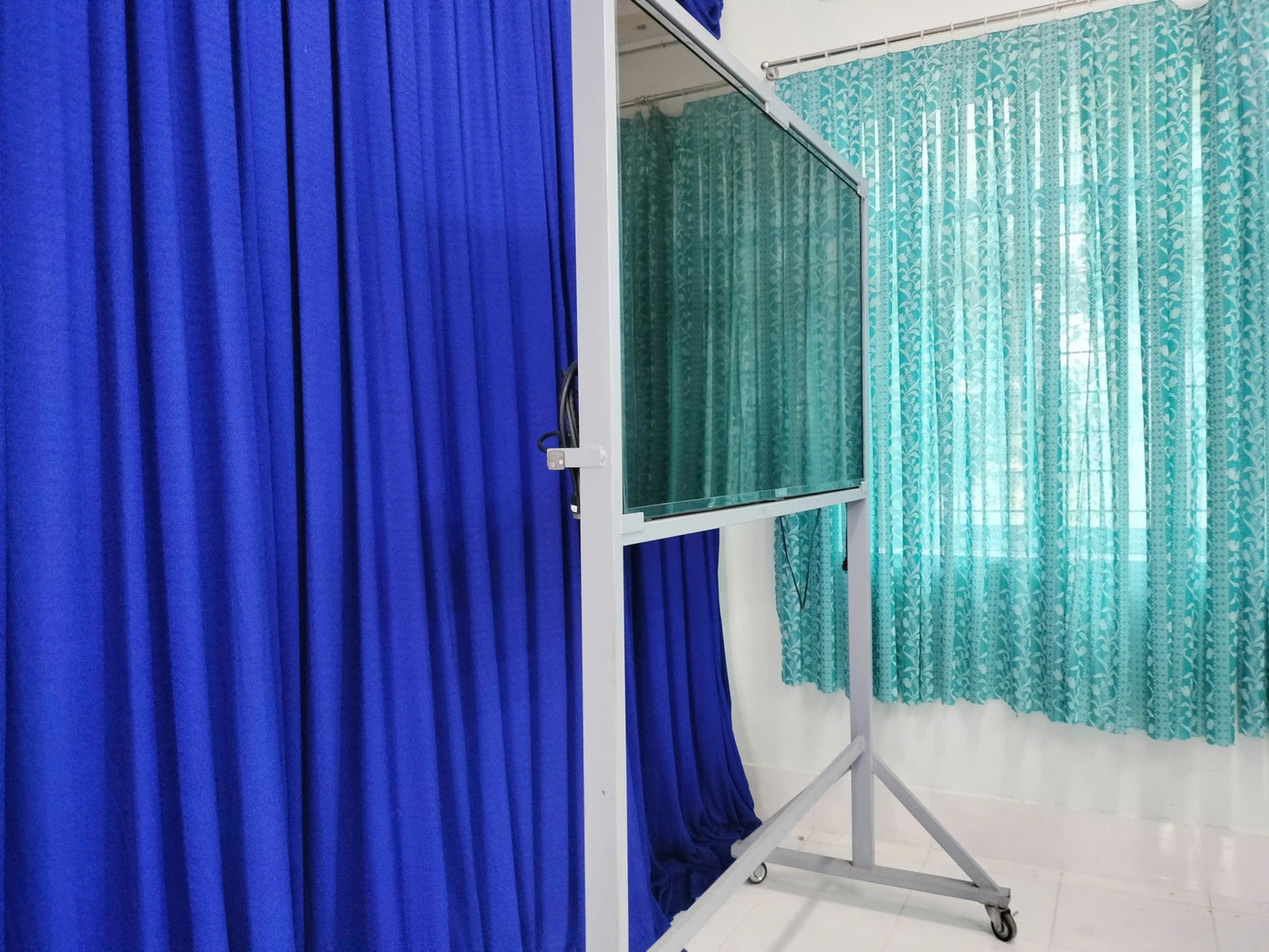 Vụ hiệu trưởng tham ô 10,7 triệu: Gia đình xin bảo lãnh tại ngọai cho thầy Tâm - Ảnh 2. Vụ hiệu trưởng tham ô 10,7 triệu: Gia đình xin bảo lãnh tại ngọai cho thầy Tâm - Ảnh 2.