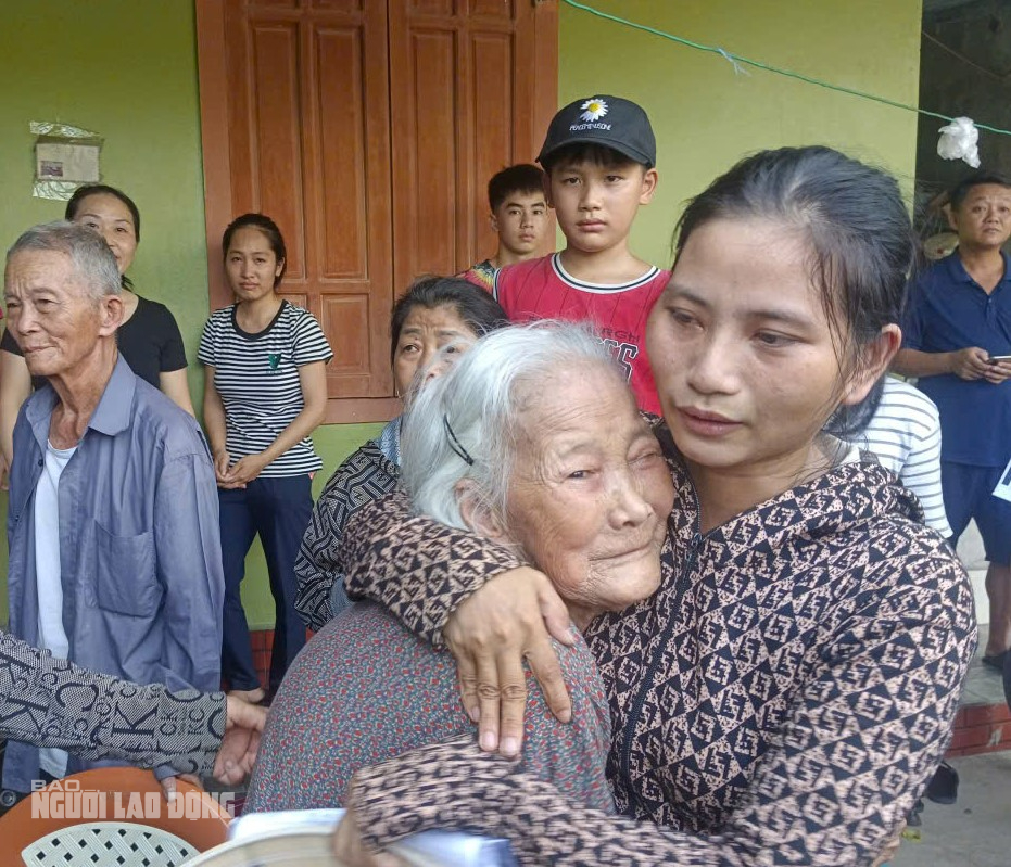 Vụ "gà lôi trắng": Anh Thái Khắc Thành xúc động trở về nhà trùng phùng vợ con, người thân - Ảnh 1.