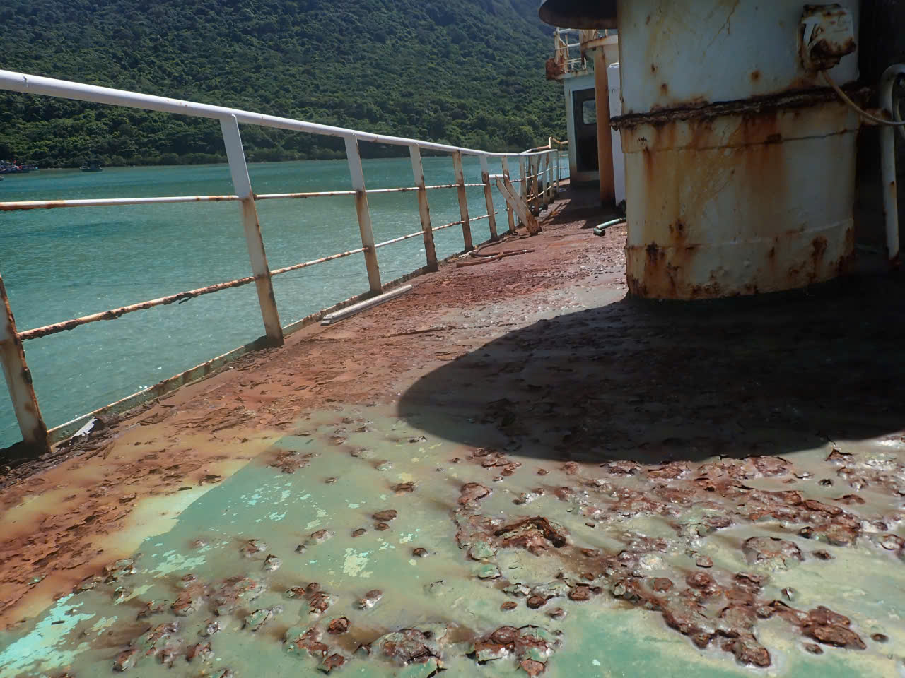 ຈົມກຳປັ່ນ Sheng Li ເພື່ອພັດທະນາການທ່ອງທ່ຽວ ຫຼື ຂາຍຂີ້ເຫຍື້ອ? - ຮູບ 2. Đánh chìm tàu Sheng Li để phát triển du lịch hay bán phế liệu? - Ảnh 2.