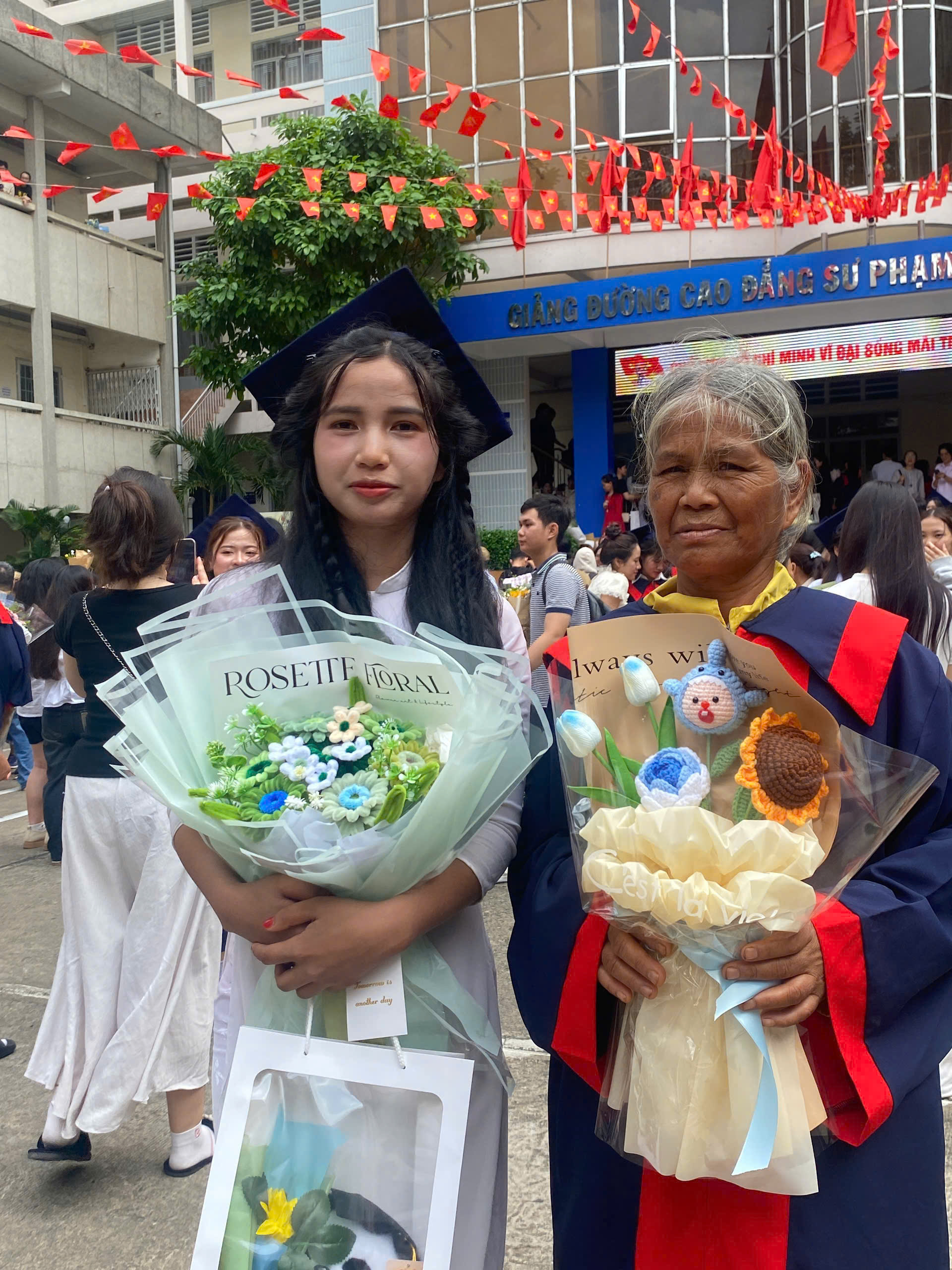 Con gái khoác áo cử nhân cho mẹ ngày tốt nghiệp: Khoảnh khắc chạm đến trái tim- Ảnh 2. Con gái khoác áo cử nhân cho mẹ ngày tốt nghiệp: Khoảnh khắc chạm đến trái tim- Ảnh 2.