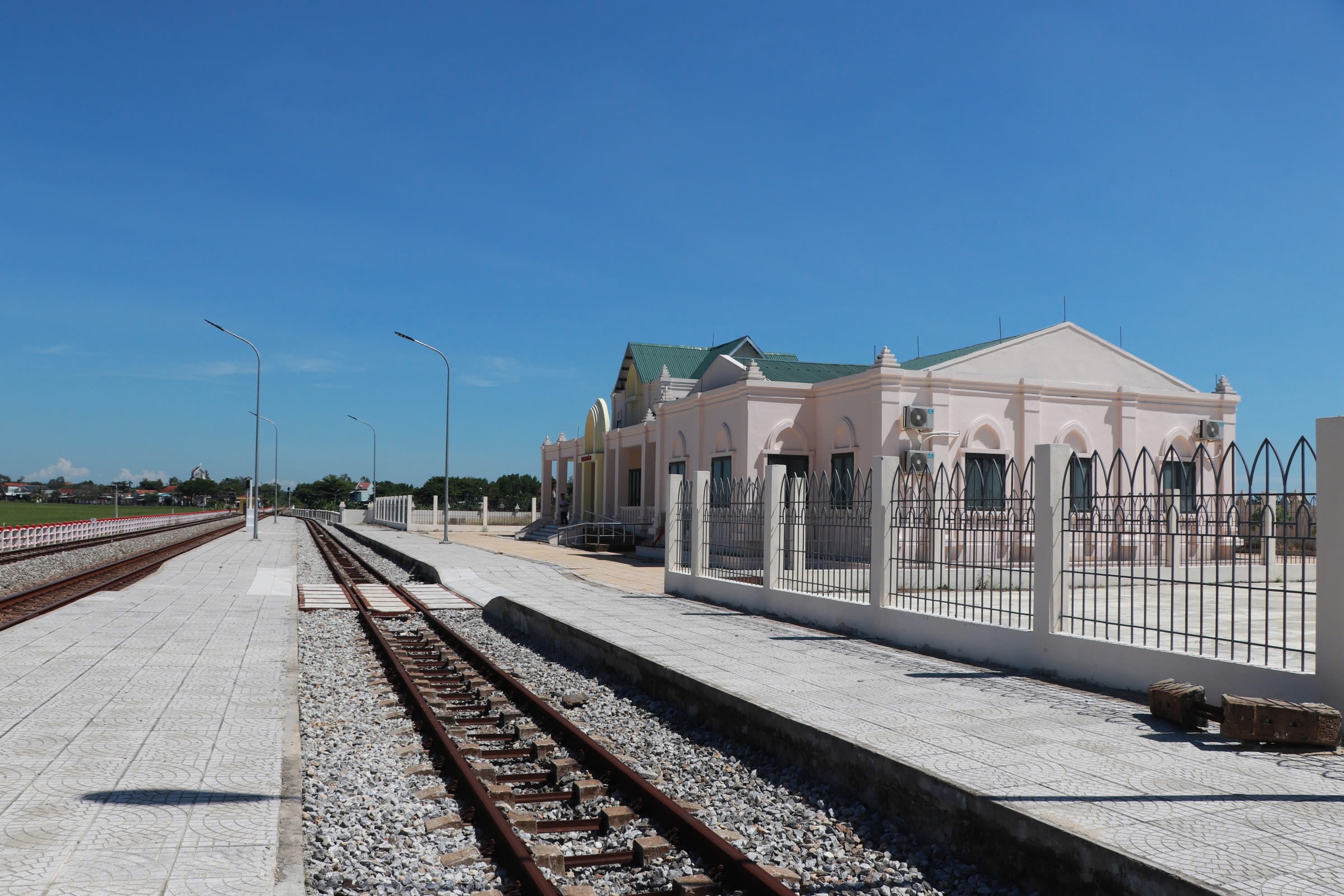 Het 276 miljard VND kostende treinstation in Da Nang is al lange tijd voltooid, mensen kijken  Ga tàu 276 tỉ ở Đà Nẵng xây xong đã lâu, dân