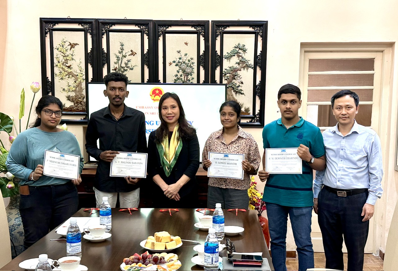 Trường ĐH Cửu Long cấp học bổng 1,8 tỉ đồng cho 4 lưu học sinh Sri Lanka - Ảnh 1.