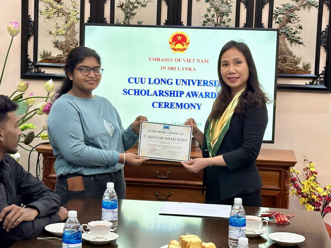 Trường ĐH Cửu Long cấp học bổng 1,8 tỉ đồng cho 4 lưu học sinh Sri Lanka - Ảnh 2.