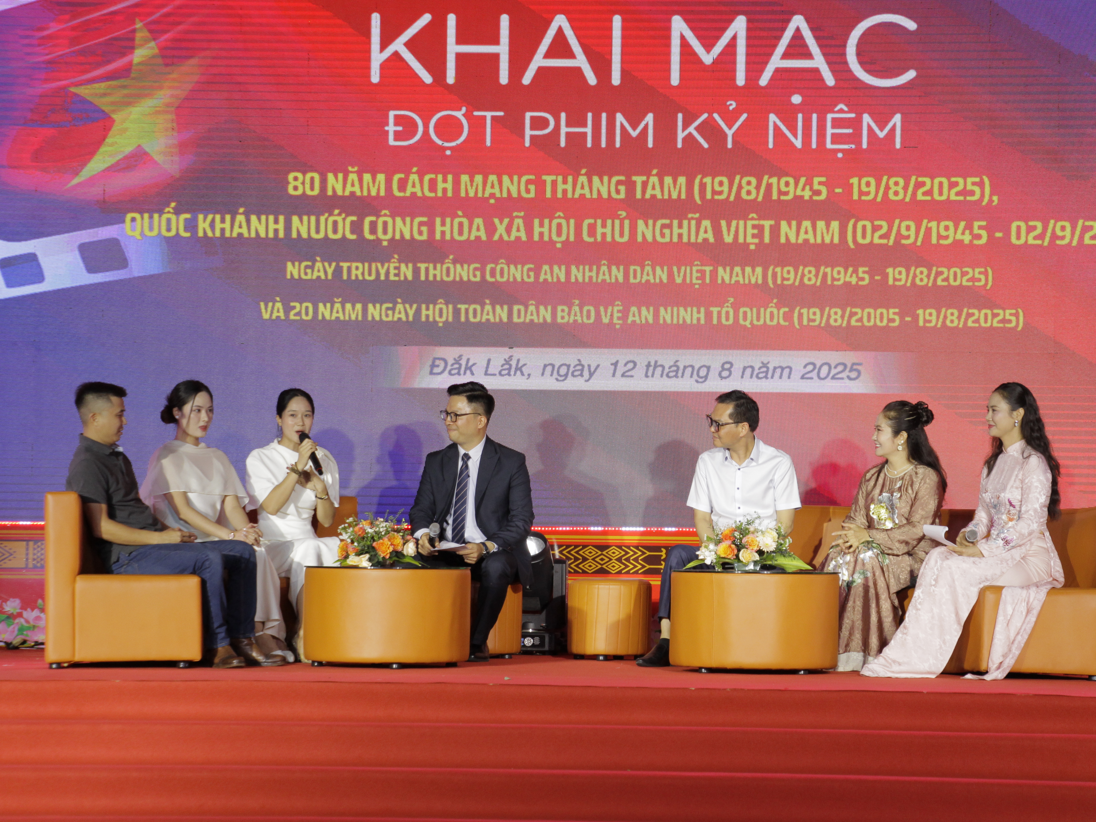 Trình chiếu nhiều phim ý nghĩa nhân các ngày lễ lớn- Ảnh 1. Trình chiếu nhiều phim ý nghĩa nhân các ngày lễ lớn- Ảnh 1.