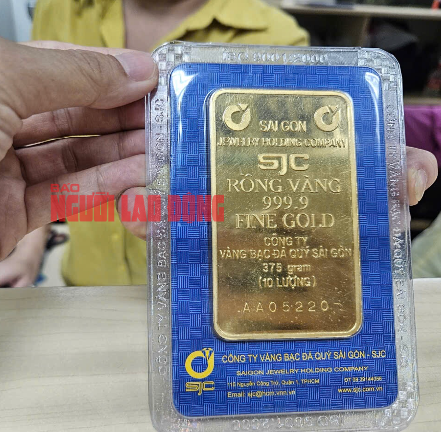 Por que o preço das barras de ouro SJC atingiu repentinamente um novo pico? - Foto 2. Vì sao giá vàng miếng SJC bất ngờ lập đỉnh mới?- Ảnh 2.