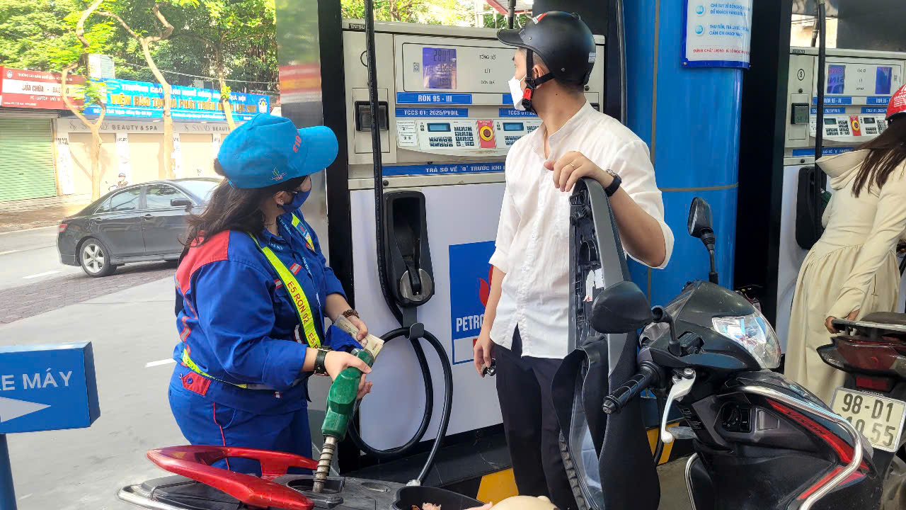 Xăng dầu cùng giảm giá, dầu diesel giảm mạnh nhất hơn 700 đồng/lít- Ảnh 1. Xăng dầu cùng giảm giá, dầu diesel giảm mạnh nhất hơn 700 đồng/lít- Ảnh 1.