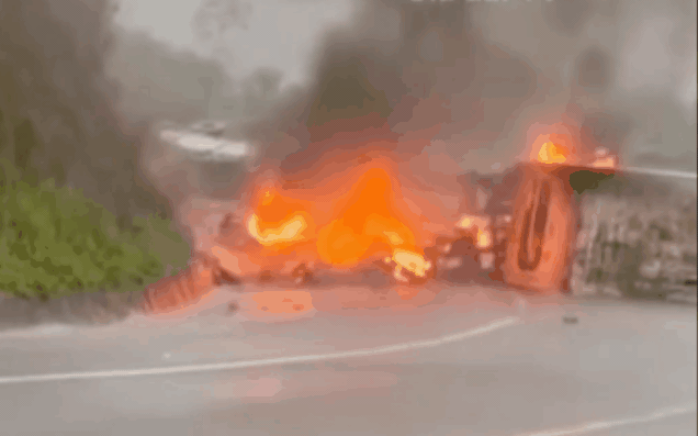 Xe giường nằm bốc cháy dữ dội trên cao tốc, một hành khách tử vong - Ảnh 2.