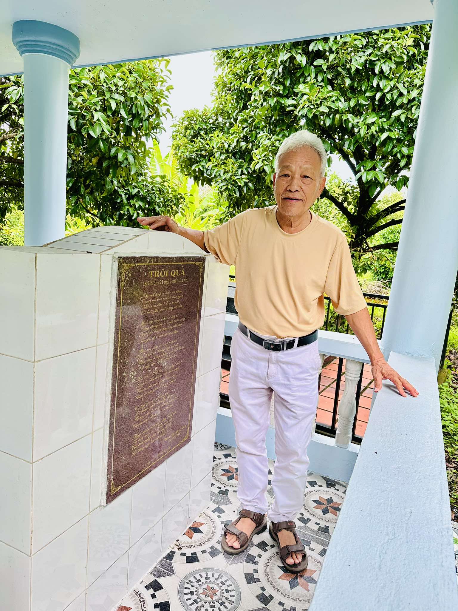 Nghệ sĩ sân khấu TP HCM viếng mộ nhà báo Nguyễn Văn Tuấn